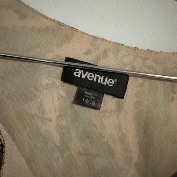 Avenue size 14/16 Women’s V Neck Blouse Green Blue Buttons Boho Workplace - Picture 3 of 3